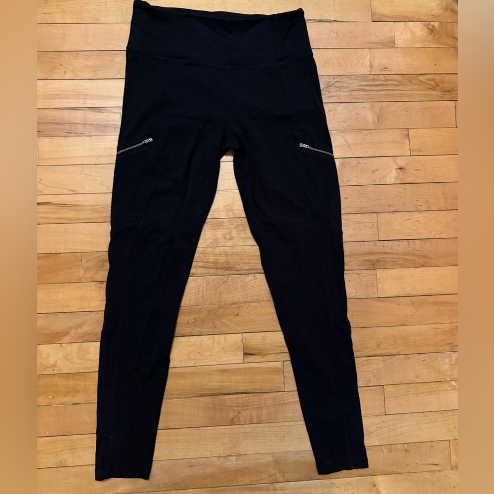 Athleta Black Leggings with Sleek Tapered Design. Zipper pockets